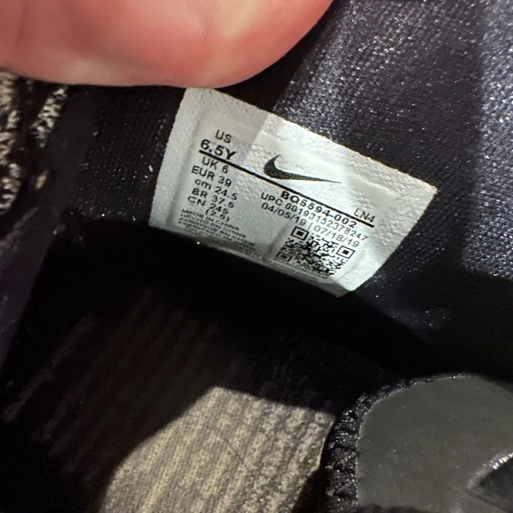 Boys 6.5 Nike Lebron‎ 17